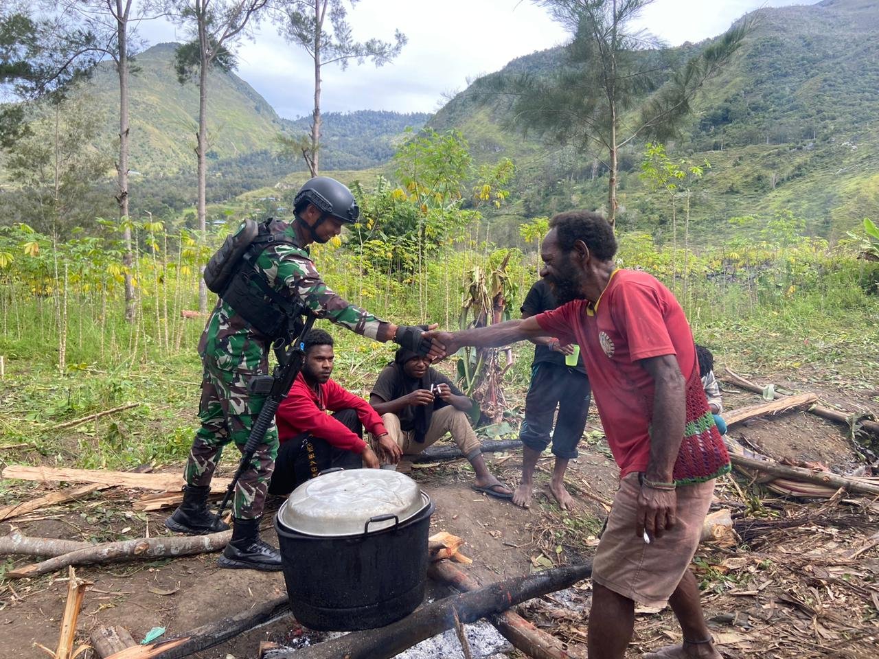 Satgas Pamrahwan Yonif 721/Makkasau Berikan Bantuan Duka Cita