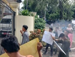 Mahasiswa Jambi-Jakarta Demontrasi Depan Kantor Penghubung Jambi Dijakarta, Meminta Gubernur Jambi Jangan Ikut Berbisnis Cukup Satu Kali Prov.Jambi Kena OTT KPK