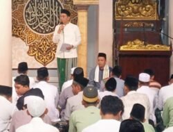 Bupati Fadhil Arief Bersama Wakil Bupati Bakhtiar Melaksanakan Sholat Idul Fitri di Masjid Al Muwazzhapin