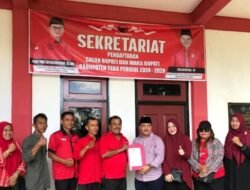 Salah satu Putra Terbaik Tebo Hamdi ,S,Sos,MM didampingi puluhan tim Srikandi Rimbo bujang daftar ke DPC PDIP Tebo