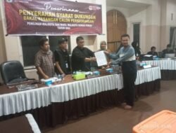 Pasangan Bakal Calon Wali Kota dan Wakil Wali Kota Sungai Penuh Pusri Hasyim dan Mulyadi Yacoup Datang ke KPU Menyerahkan Dokumen Dukungannya