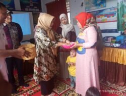 Ketua TP PKK sungai penuh Hj.herlina mengekuti stunting di desa talang lindung kecamatan sungai bungkal