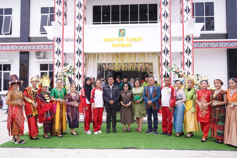 Bupati Simalungun Provinsi Sumatera Utara Meresmikan gedung Kantor Camat Bandar Kabupaten Simalungun beberapa waktu lalu