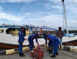 World Ocean Day, Satpolairud Bersama Masyarakat Bersihkan Pantai Situbondo