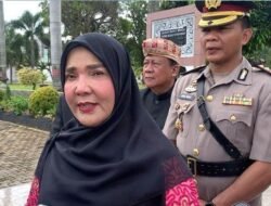 Peringati HUT Ke 342 Kota Bandar Lampung, Hj. Eva Dwiana Lakukan Ziarah Ke Makam Pahlawan