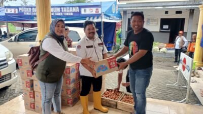 Kepala Desa Brangkal dan M. Agus Fauzan DPRD Kabupaten Mojokerto Tinjau Banjir