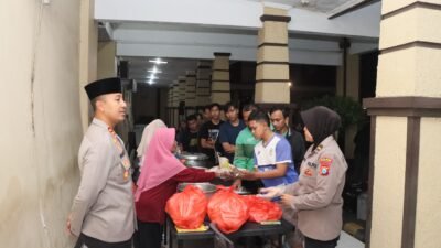 Warga Antusias Ikut Sahur Bareng Polisi yang Digelar Polres Kediri Kota