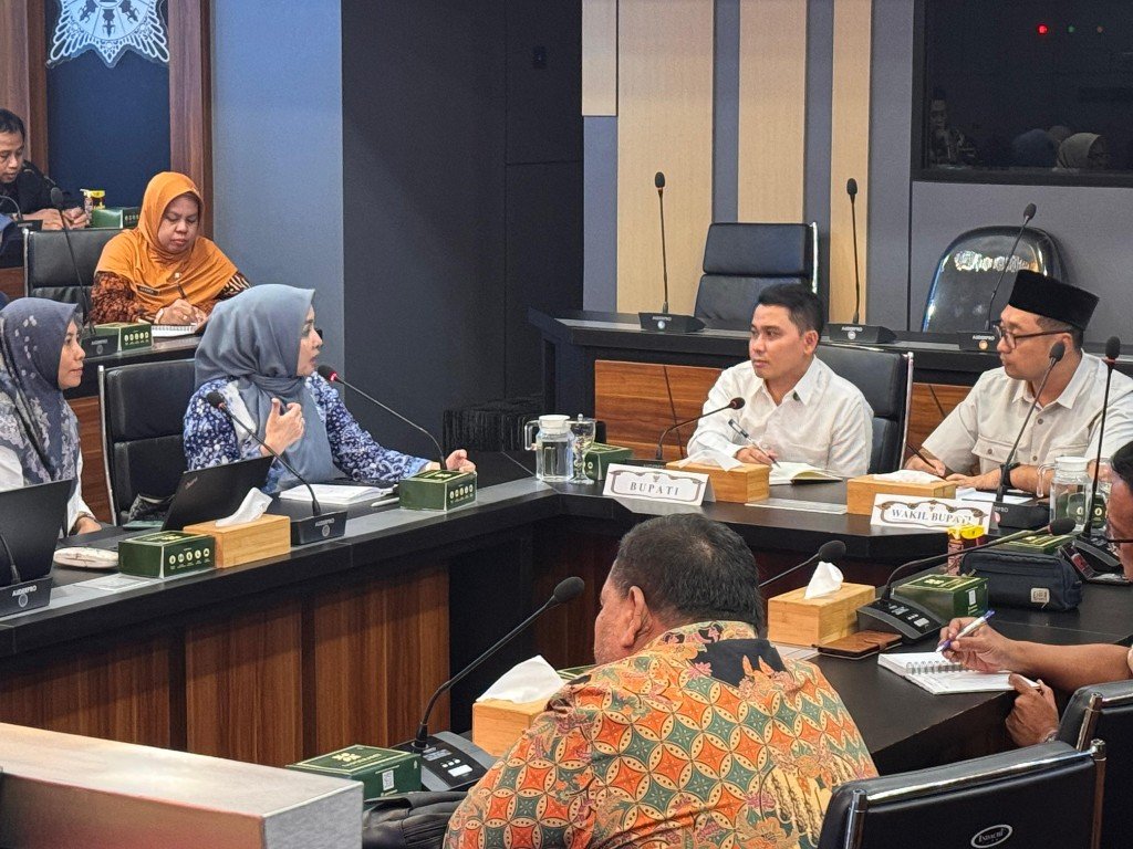 Bupati Gus Barra Gelar Monev UHC Prioritas