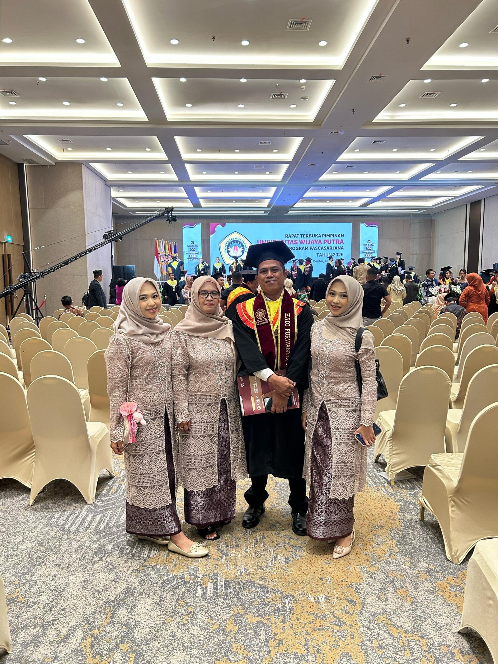 Hadi Purwanto, S.T., S.H., M.H. saat foto bersama istri dan kedua anaknya