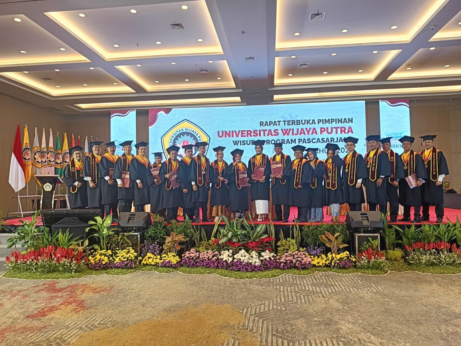Wisudawan Program Pascasarjana Universitas Wijaya Putra Surabaya saat foto bersama