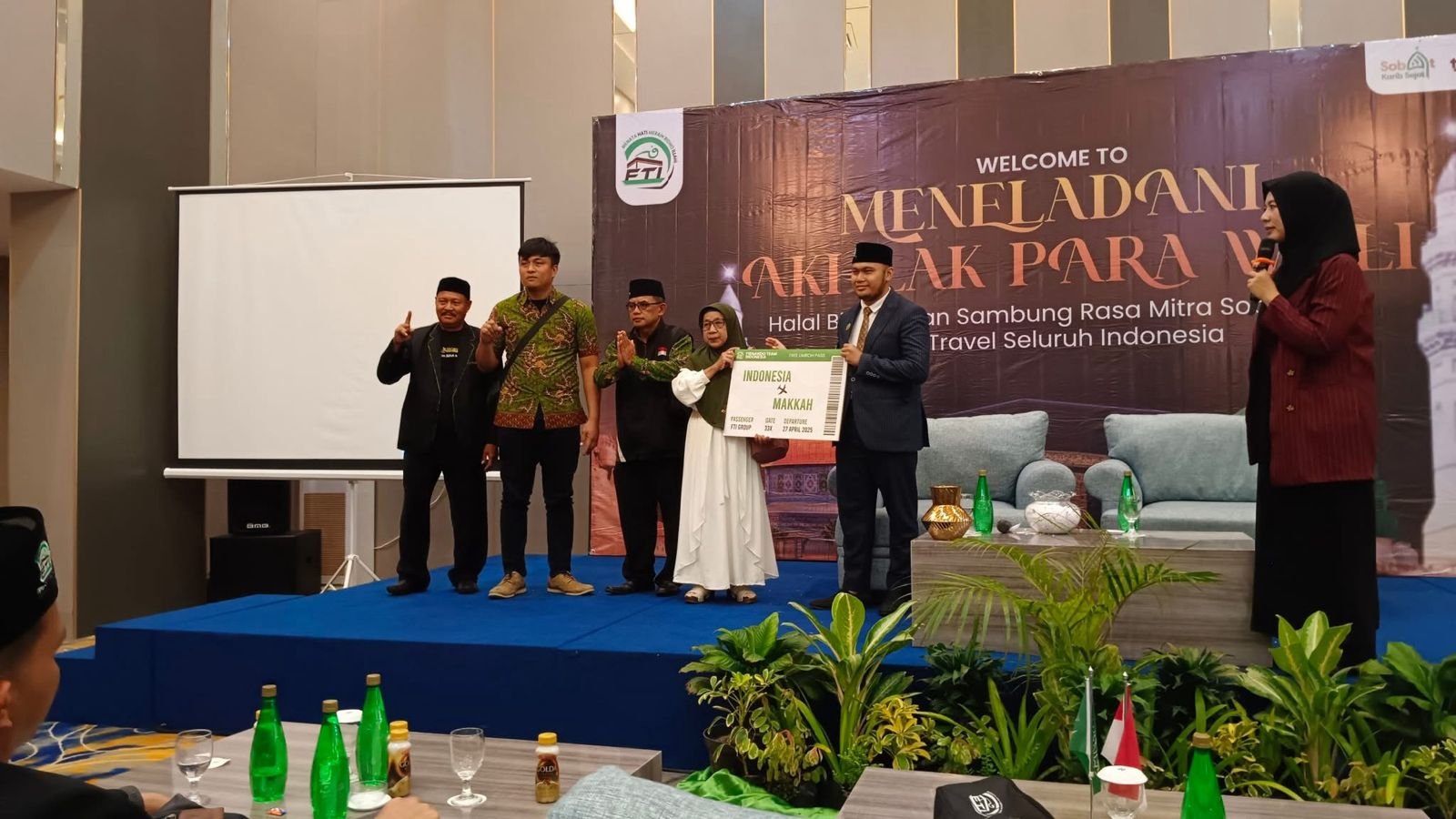 Penyerahan Hadiah Umroh oleh Ustaz H. Feri Firnando selaku Direktur Utama PT. Firnando Team Indonesia (FTI) CEO FTI Group