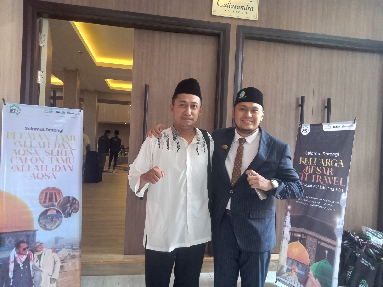 Imron (kiri) saat meliput acara berjumpa dan foto bersama Ustaz H. Feri Firnando (kanan), Direktur Utama PT. Firnando Team Indonesia / CEO FTI Group