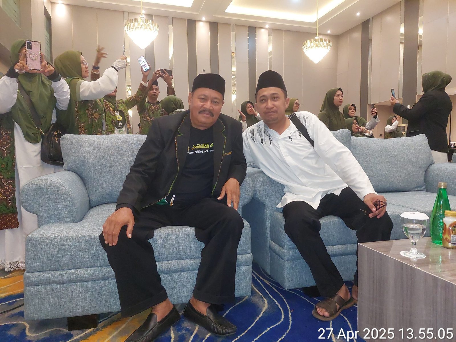 Imron (kanan) saat meliput acara berjumpa dan foto bersama H. Endi Susilo (kiri), Komisaris Utama PT. Firnando Team Indonesia / FTI Group