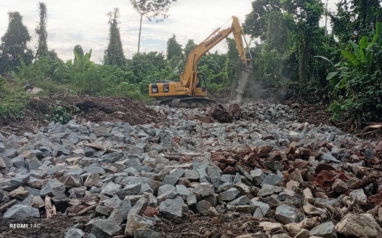 Diduga Suami Kapolres Ternate Kembali Aktifitas Galian C Ilegal Dekat Pemukiman Warga Babang di Halsel