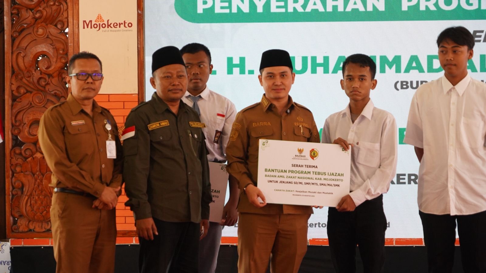 200 Siswa Mojokerto Akhirnya Bisa Genggam Ijazah, Bupati Albarra: Pendidikan adalah Investasi Masa Depan