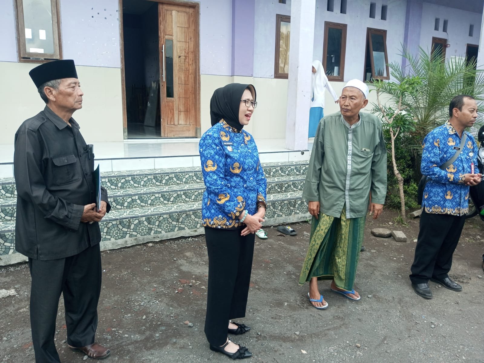 Kunjungan Bupati, Kepala BPBD, Kepala Dinsos, Camat Sukodono dan Ketua Baznas Kabupaten Lumajang ke Ponpes Khomsani Nur Untuk Meninjau Lokasi Terdampak Bencana