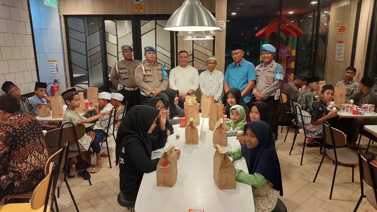 Polresta Sidoarjo Berbagi, Ajak Anak Yatim Makan Malam Bergizi