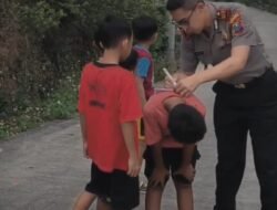Bikin Haru! Anak Kecil di Pacet Mojokerto Lari-lari Kejar Polisi Cuma Minta Tanda Tangan