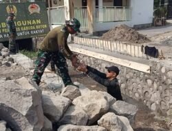 Libur Tetap Ngecor! Personel Kodim 0815/Mojokerto Kebut Pembangunan Jembatan Garuda di Sungai Glonggongan