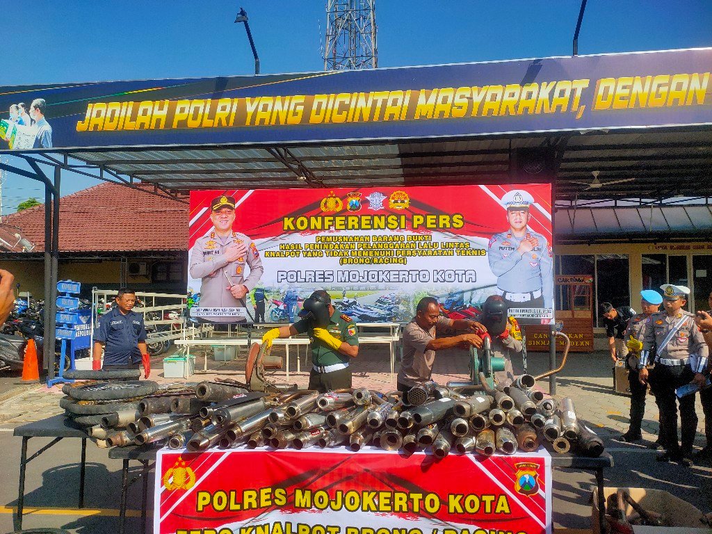 Polres Mojokerto Kota Musnahkan 150 Knalpot Racing dan 14 Ban Cacing