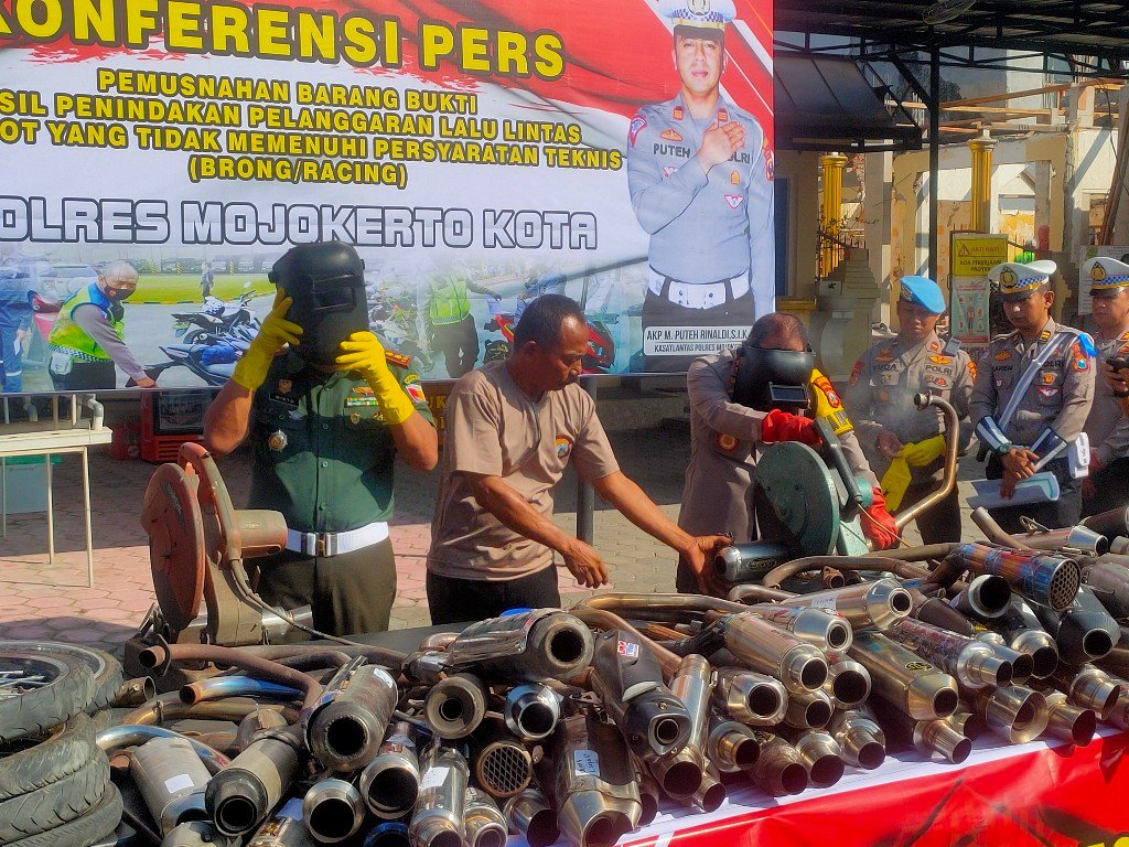Polres Mojokerto Kota Musnahkan 150 Knalpot Racing dan 14 Ban Cacing