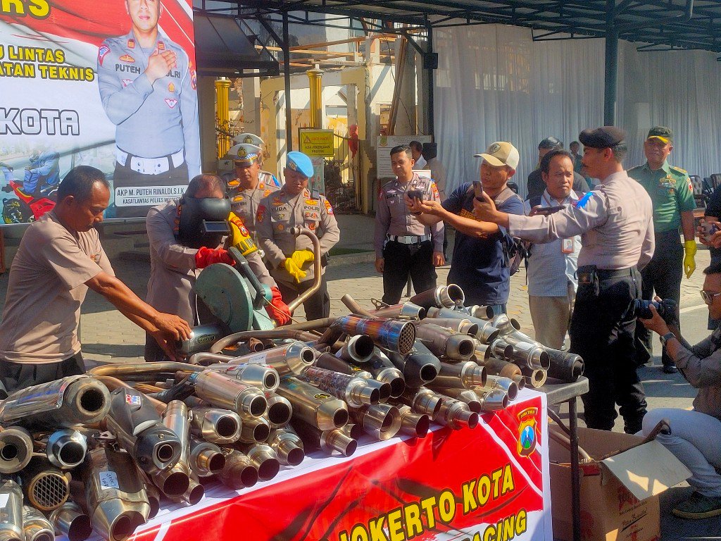 Polres Mojokerto Kota Musnahkan 150 Knalpot Racing dan 14 Ban Cacing