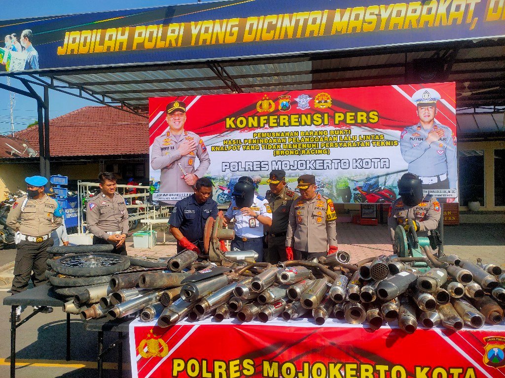 Polres Mojokerto Kota Musnahkan 150 Knalpot Racing dan 14 Ban Cacing