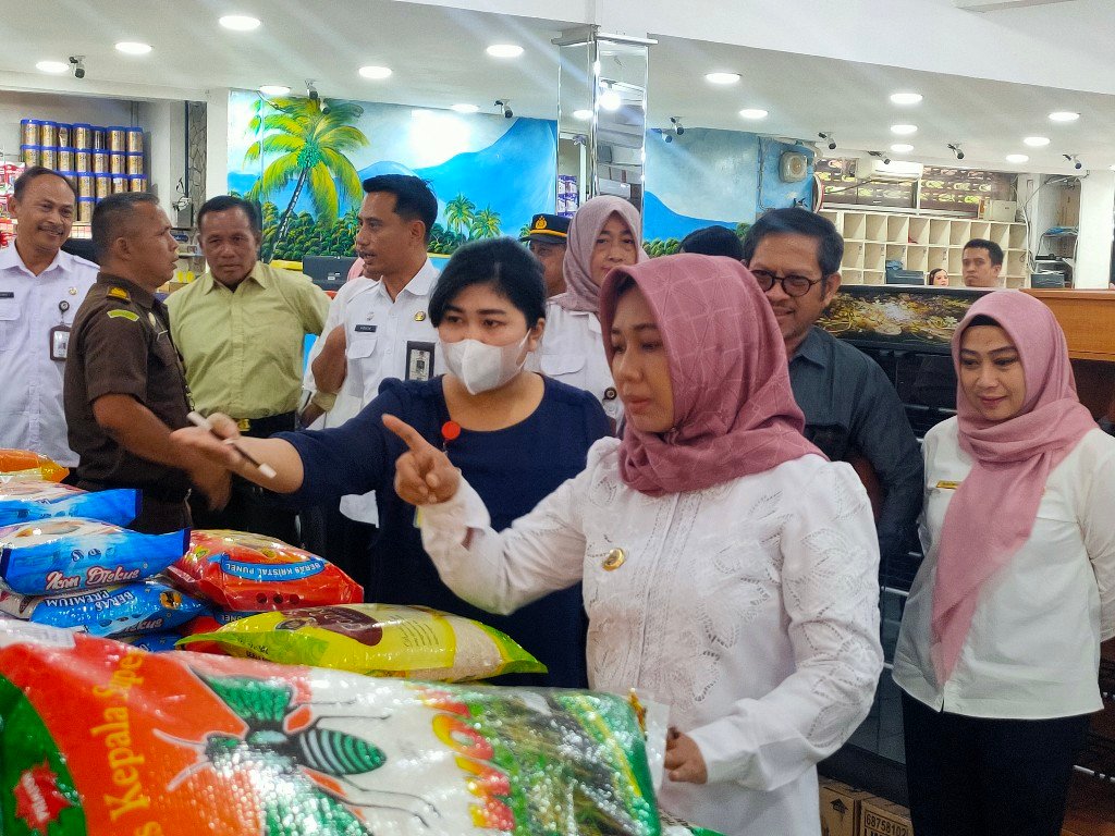 Ning Ita Sidak Beras di Sanrio, Bulog dan Penggilingan Padi di Blooto
