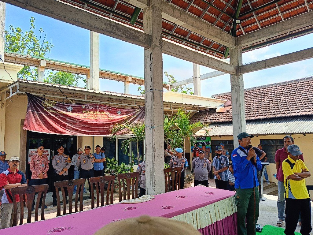 Warga Unjuk Rasa di Balai Desa Watesnegoro, Begini Tuntutannya