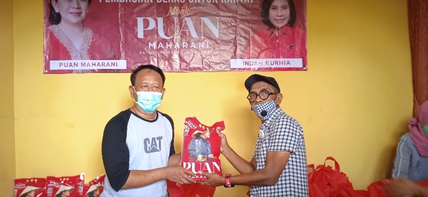 Indah Kurnia Menyalurkan Bantuan Beras dari Puan Maharani