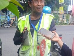 Mengais Rezeki Jadi Supeltas Di Pertigaan Jalan Tulangan- Mdalem Untuk Biayai Istri Yang Sakit Jantung