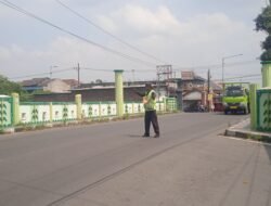 Mengais Rezeki Jadi Supeltas Di Pertigaan Jalan Tulangan- Mdalem Untuk Biayai Istri Yang Sakit Jantung