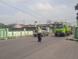 Mengais Rezeki Jadi Supeltas Di Pertigaan Jalan Tulangan- Mdalem Untuk Biayai Istri Yang Sakit Jantung