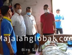Giat Jumat Berkah SekCam Tulangan Dan PemDes Kemantren Kecamatan Tulangan Beri Bantuan Sembako Dan Uang Tunai