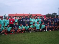 Foto Bersama Tim PS Damkar Sidoarjo Bersama FC Fuse PS PLN Sidoarjo