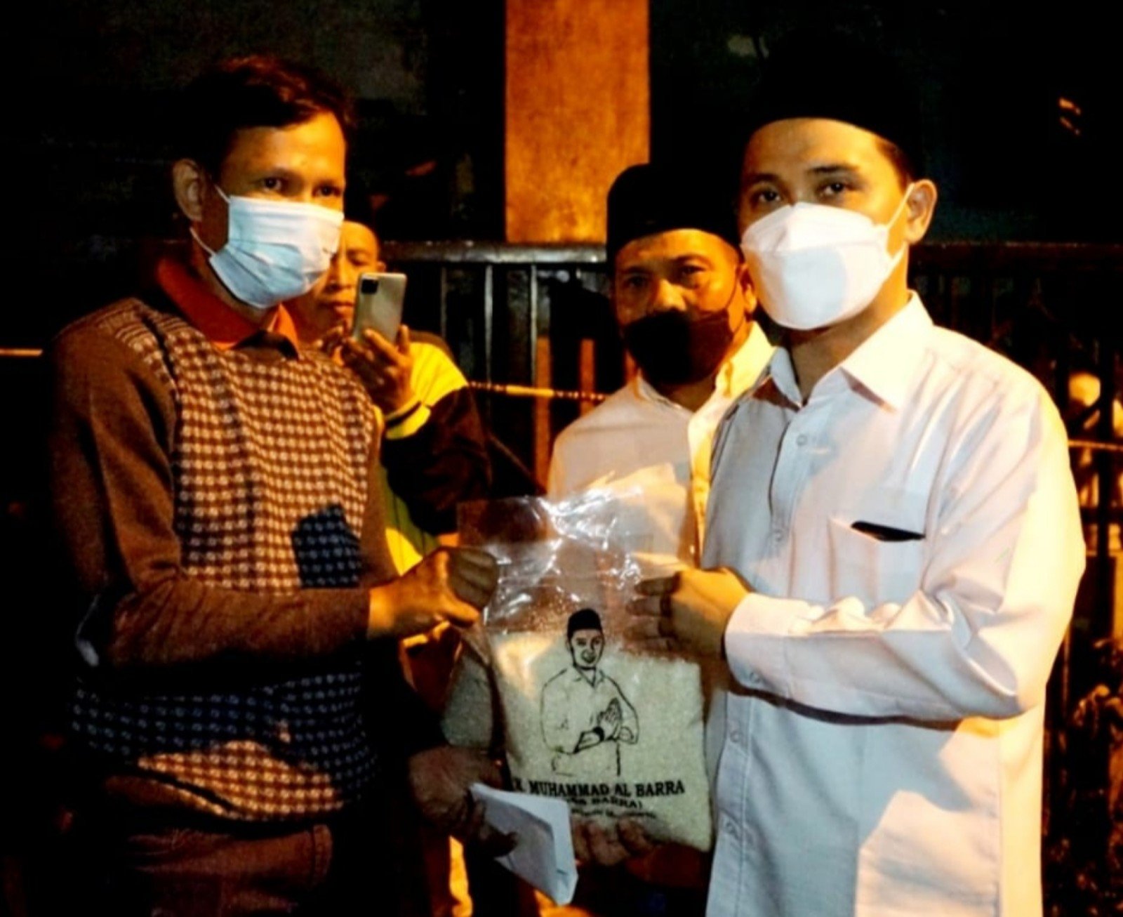 Kunjungi Korban Kebakaran Dinoyo, Gus Barra Beri Bantuan Beras dan Uang 