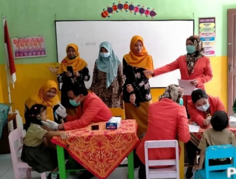 IIK Perhutani Mojokerto Bersama Puskesmas Ngimbang Beri Pemeriksaan Gratis TK Tunas Rimba Kambangan di Lamongan