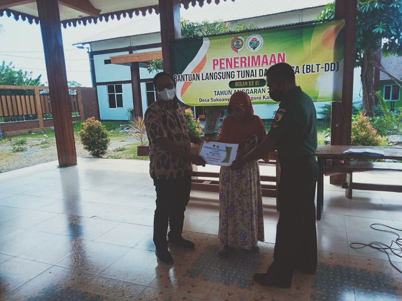 Kades Sukoanyar H. Priyanto, S.T. Bagikan BLT DD, Total Ada 74 Penerima BLT DD