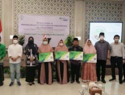 Bupati Mojokerto Serahkan Kartu Peserta BPJS Ketenagakerjaan untuk Guru TPQ