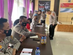 Berikan Arahan Personel Sat Lantas, Kapolres Tanggamus Langsung Test Urine Seluruh Peserta