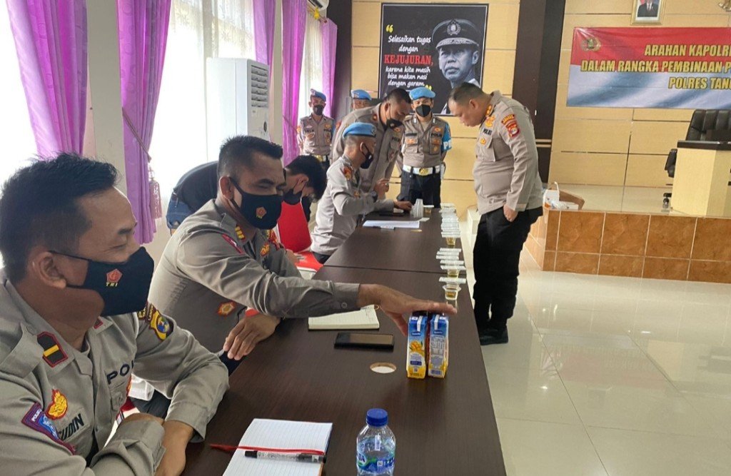 Berikan Arahan Personel Sat Lantas, Kapolres Tanggamus Langsung Test Urine Seluruh Peserta