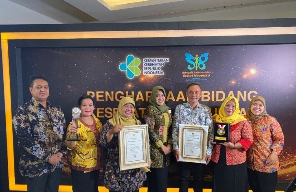 Bupati Mojokerto Terima Dua Penghargaan Bidang Kesehatan Lingkungan HKN 2022