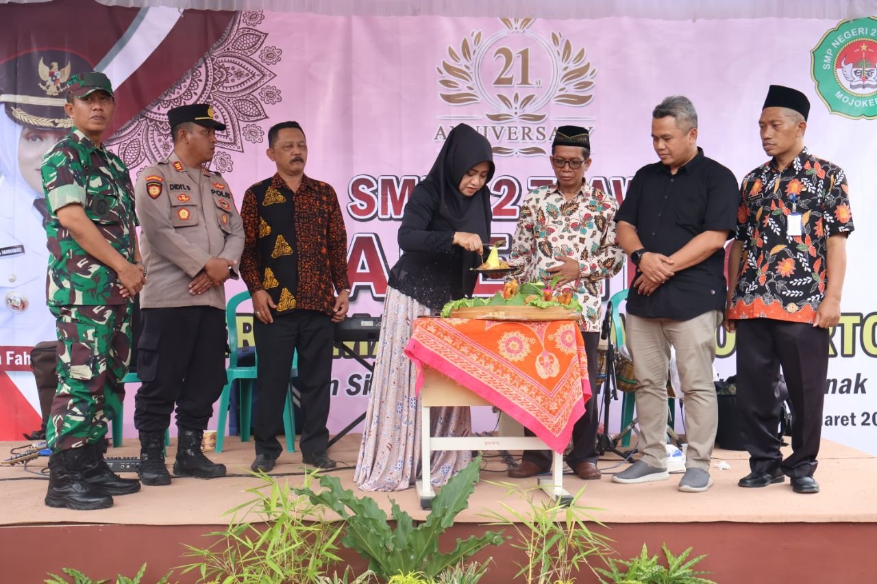 Dies Natalis SMPN 2 Trawas, Bupati Ikfina Minta Orang Tua dan Pihak Sekolah Ciptakan Lingkungan Pendidikan yang Nyaman