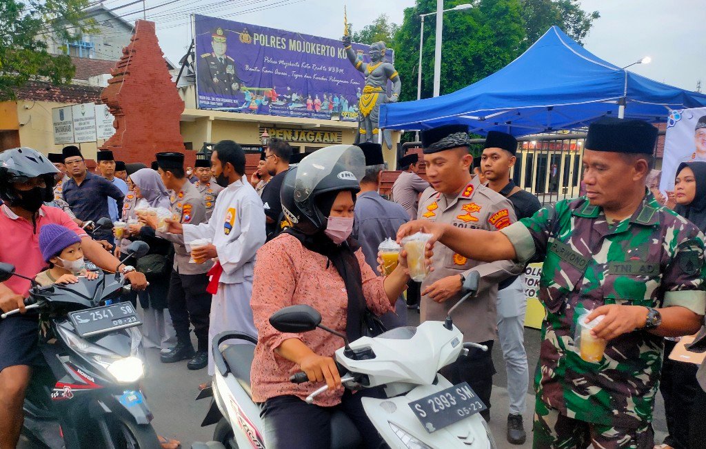 Akhiri Konflik Perguruan Silat, Polresta Mojokerto dan IPSI Mojokerto Berbagi Takjil Bersama