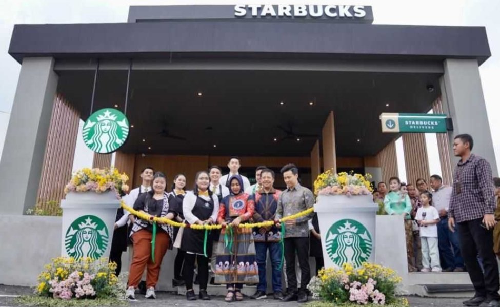 Ning Ita Apresiasi Pembukaan Starbucks Mojokerto