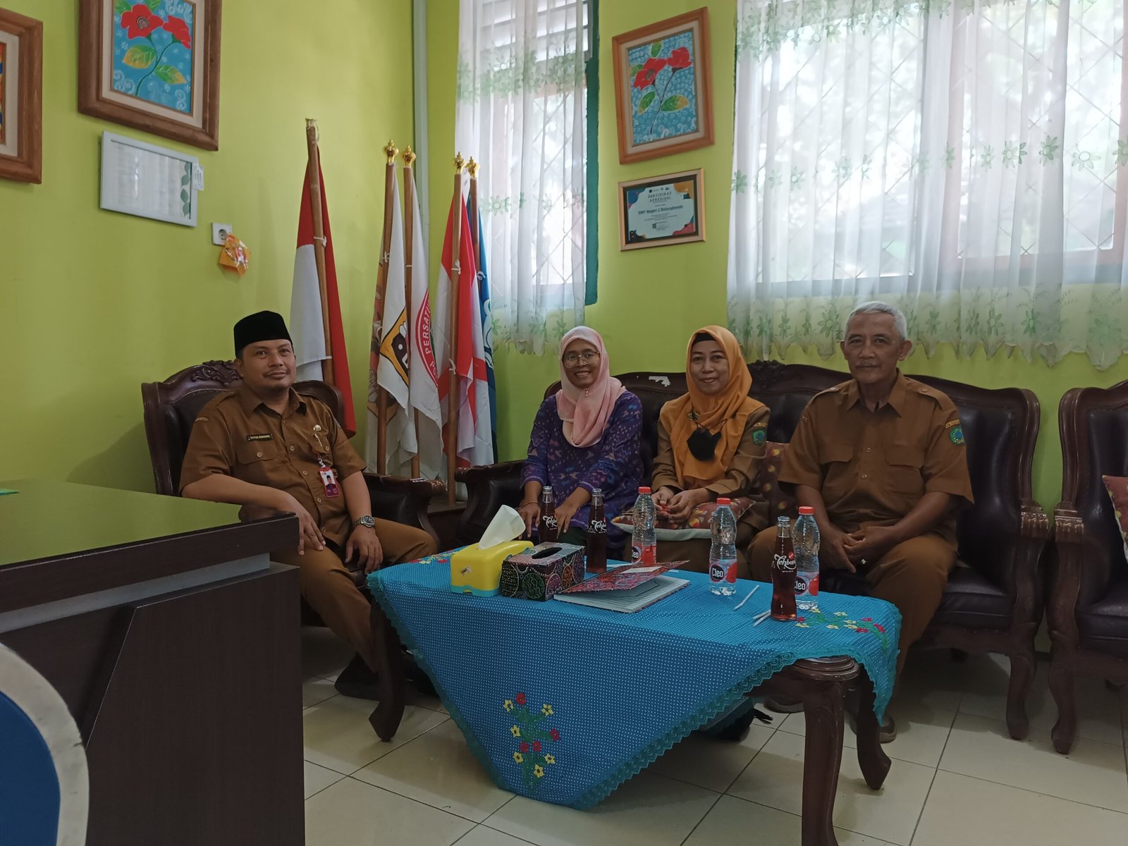 Jurnalis media majalah global.com Bersama Dengan Kepala Sekolah SMPN 2 Balongbendo Totok Suhaeri, S. Pd., M. Pd., Dan Juga Didampingi Oleh Drs. Sigit Widi yanto dan Mamik Masfufatin, S. Pd.