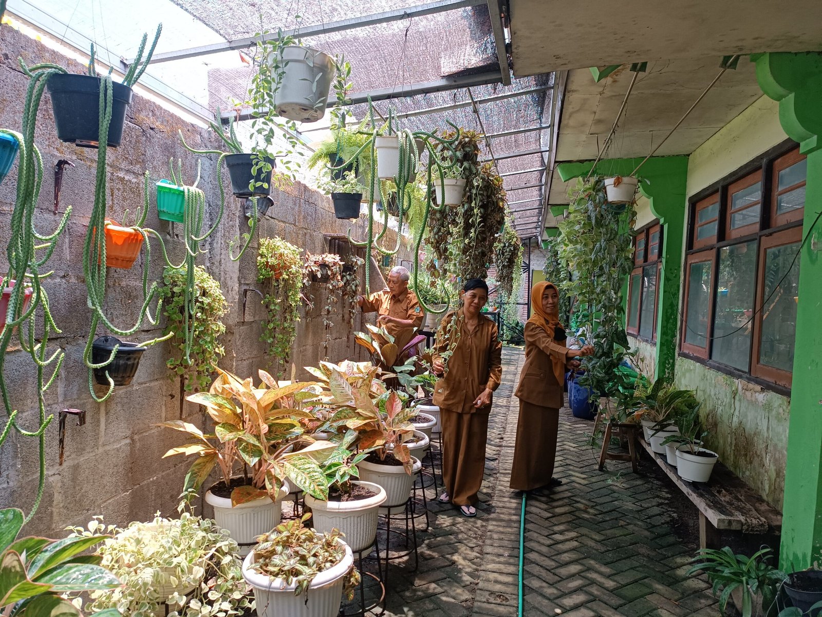 Ciptakan Green School di area SMPN 2 Balongbendo Sidoarjo