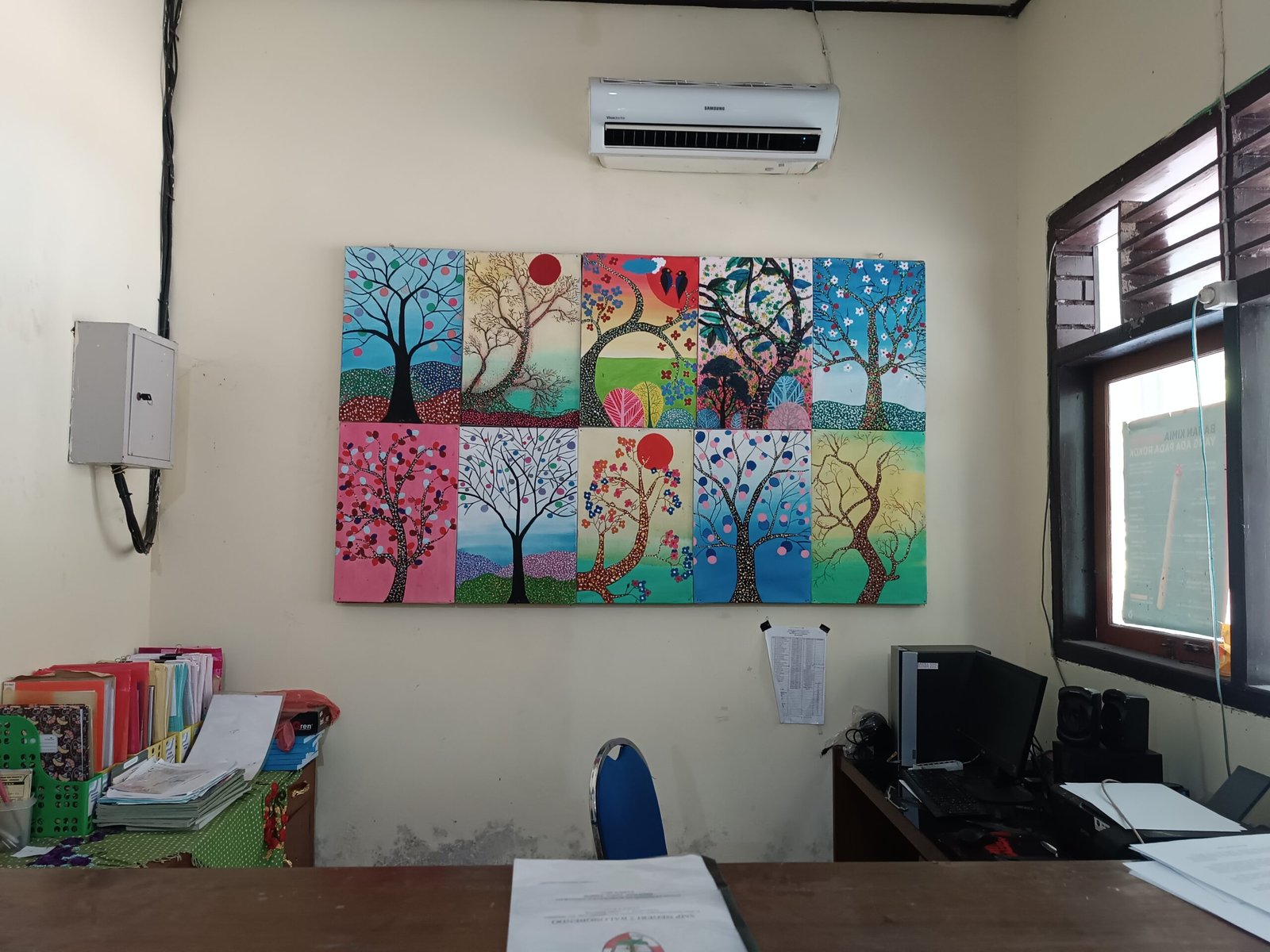 Beberapa Karya Lukis Siswa/Siswi Yang Dipajang di Dinding Perpustakaan SMPN 2 Balongbendo Sidoarjo