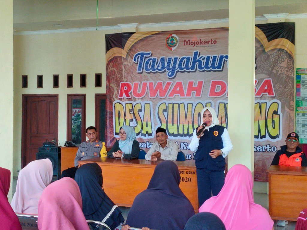 Bupati Ikfina Salurkan Bantuan Pangan CPPD ke Desa Sumolawang