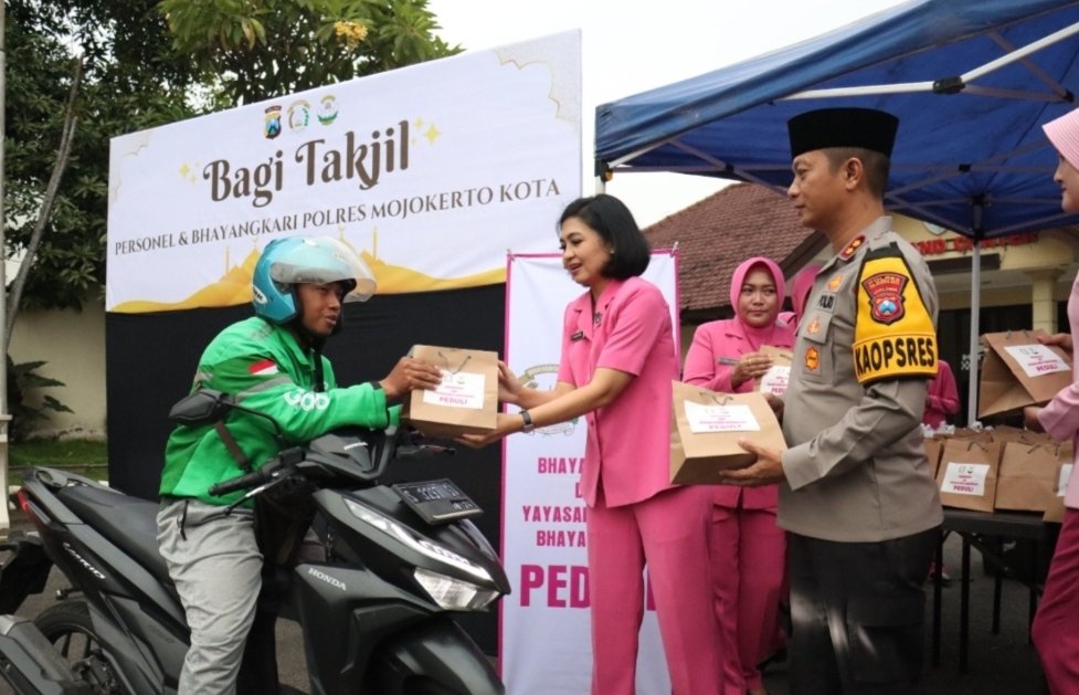 Polres Mojokerto Kota Berbagi Takjil dan Santuni Anak Yatim